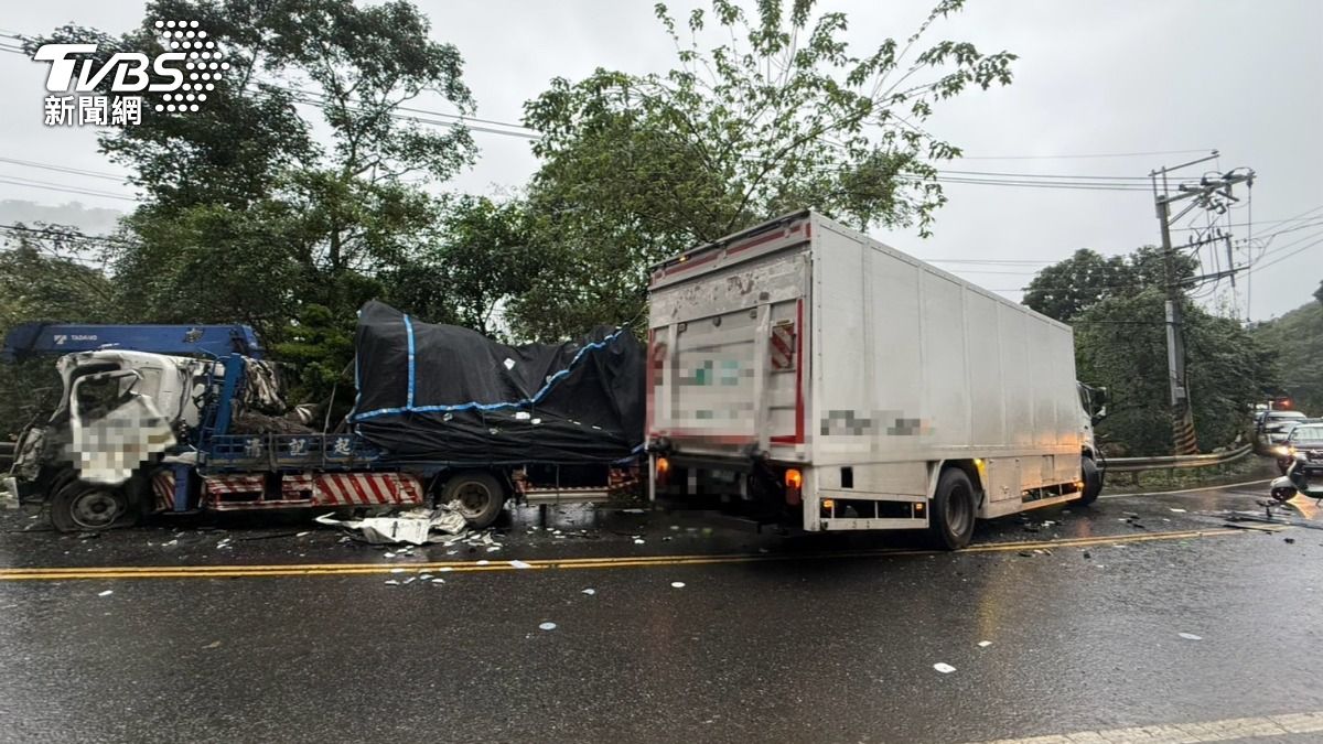 北宜公路驚悚對撞 超商物流車失控衝對向撞大貨車