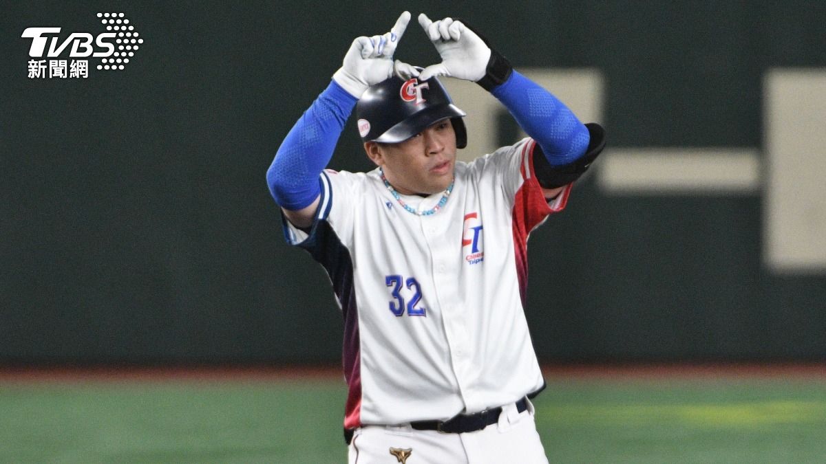 曾頌恩在4局上敲出右外野方向的二壘安打。(圖/胡瑞麒攝)