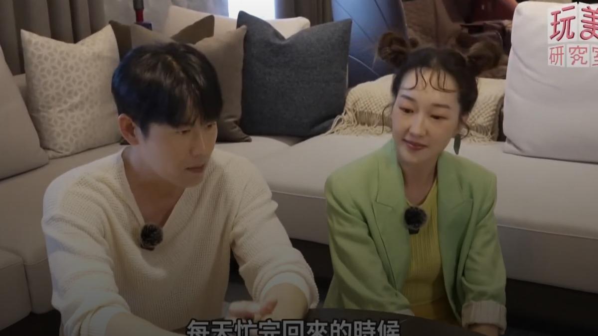 余秉諺習慣坐在地板，讓毛小孩坐沙發。（圖／TVBS）