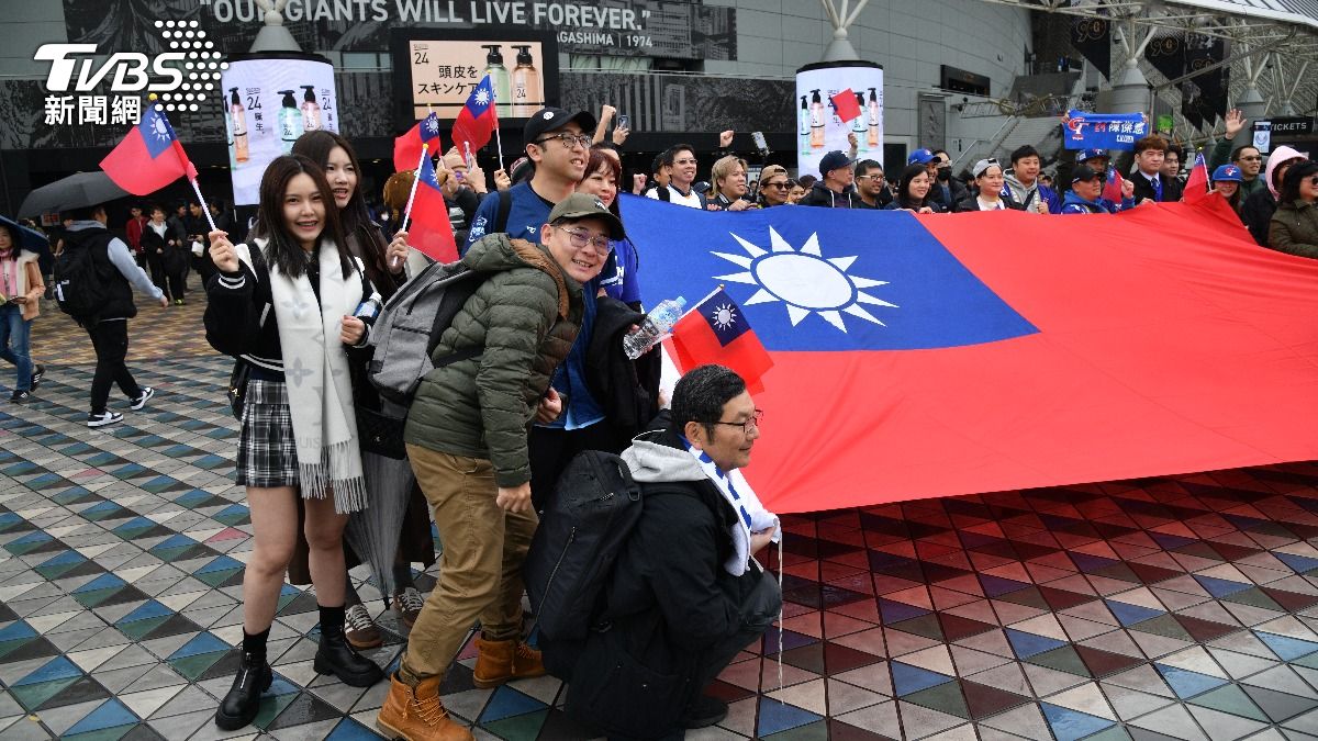 台灣球迷到東京巨蛋應援中華隊。（圖／胡瑞麒攝）