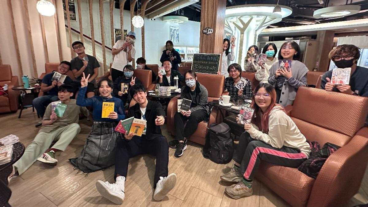 守夜人深夜在漫畫店舉辦快閃活動,邀歌迷一起戴耳機聽新歌。(圖/放飛音樂提供)