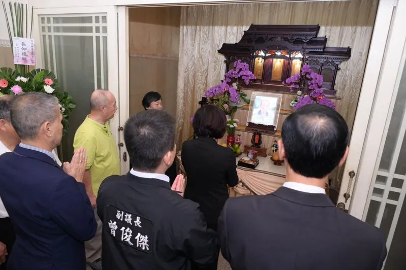 吳鐘靈告別式上,高市議長康裕成、副議長曾俊傑前來弔唁。(圖/高雄市議會提供)