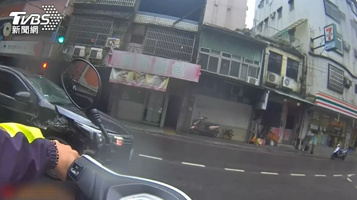 小轎車懸掛註銷車牌,警方試圖攔截。(圖/TVBS)
