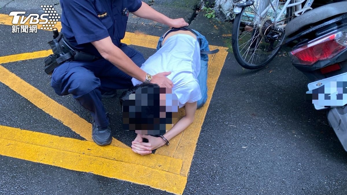 警方壓制逮捕馬國籍蘇姓車手。(圖/TVBS)