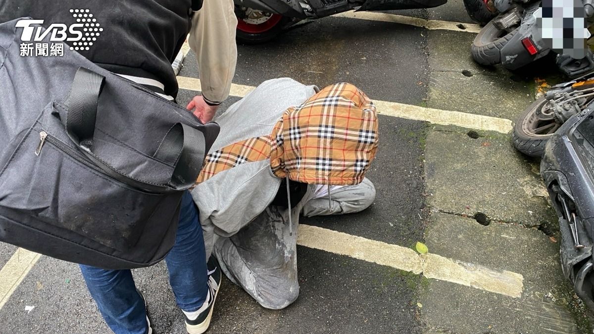 陳姓監控手被警方拉下車逮捕。(圖/TVBS)
