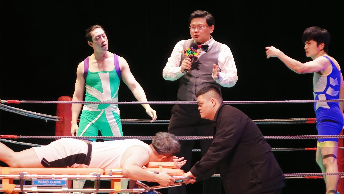 劇中深受觀眾喜愛的「政論擂台賽」隨著時事新聞變化招式。(圖/全民大劇團提供)