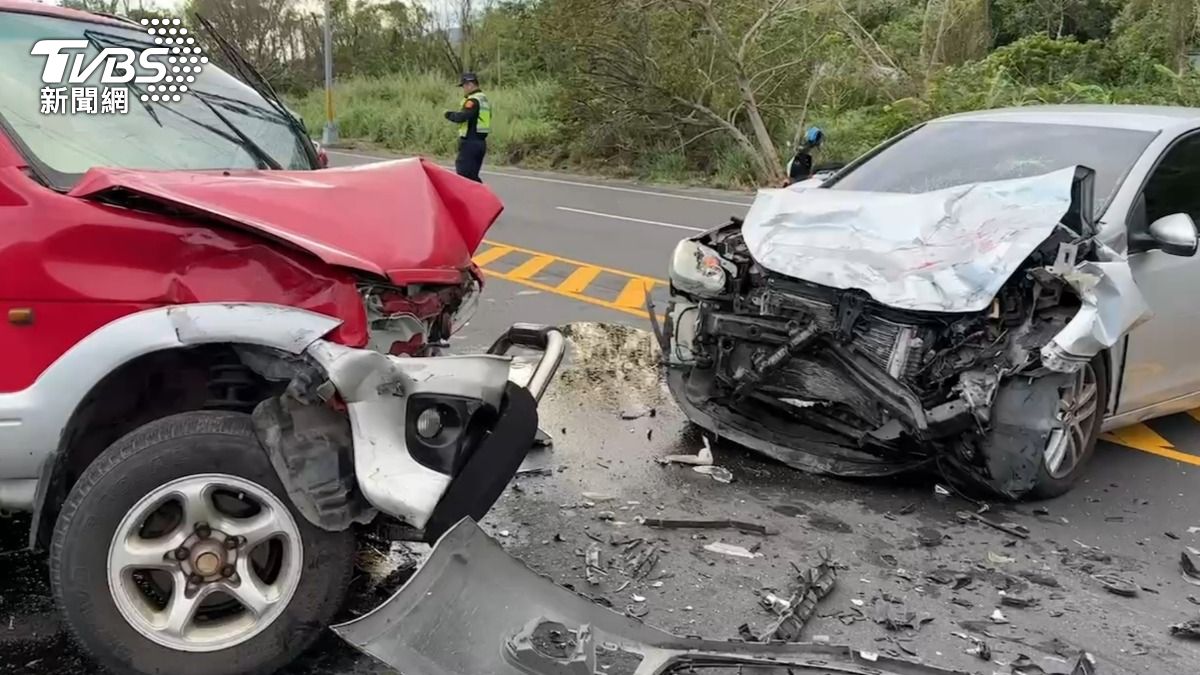 有片／台東吉普車逆向跨雙黃線3車相撞釀1死　驚悚撞擊瞬間曝