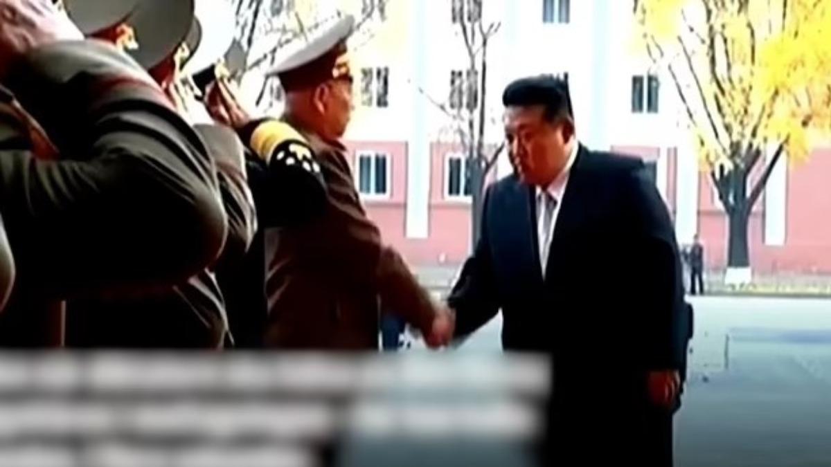 金正恩後來與軍官確實握到手。（圖／翻攝自YouTube@YTN）