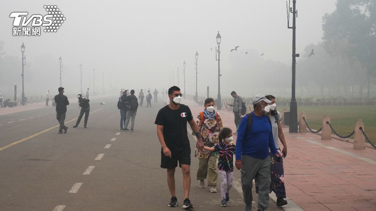 空污全球最糟！印度德里進入緊急狀態　居民鼻流黑物、眼像撒辣椒粉