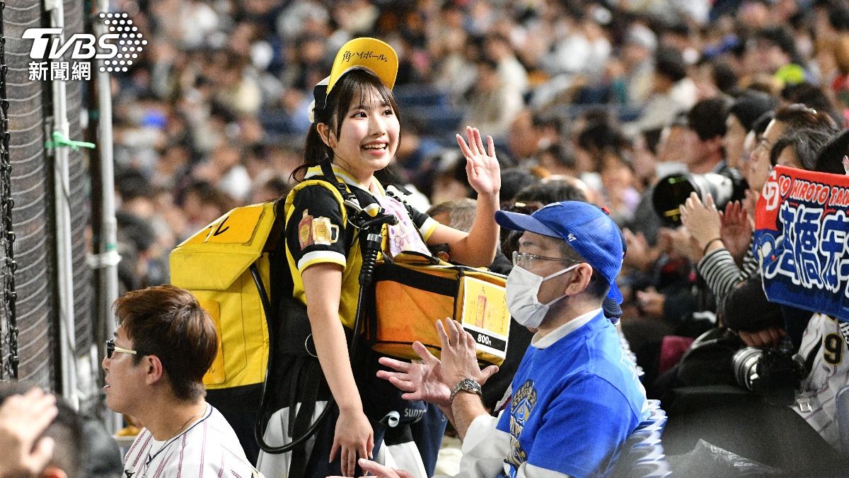 台灣以啦啦隊文化自豪,東京巨蛋也有酒促妹在球場上上下下向觀眾推銷各式飲料。(圖/胡瑞麒攝)
