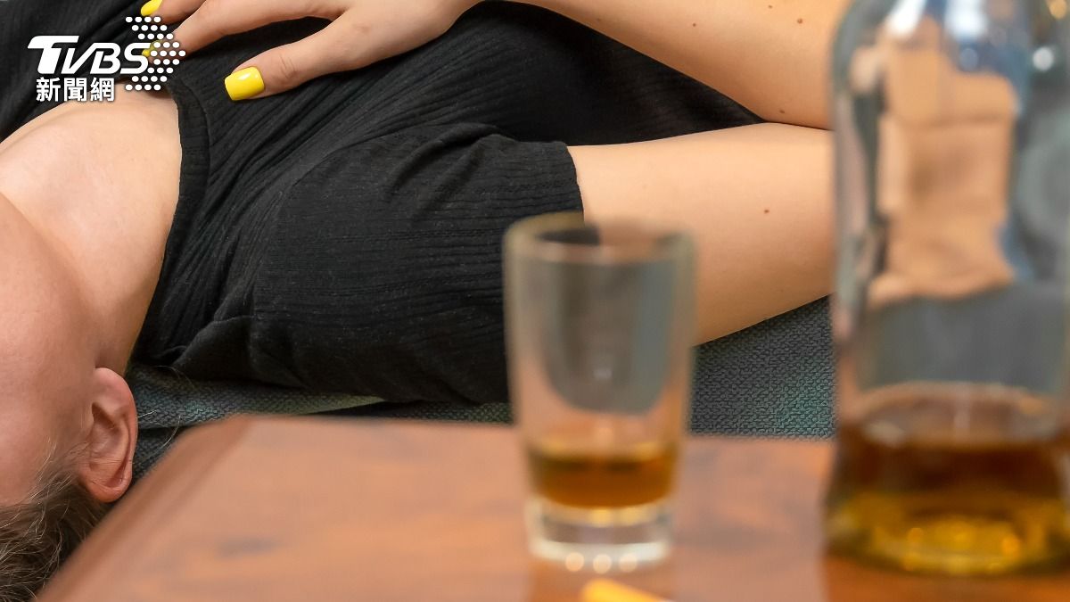 青旅開趴「喝到假酒猝死」!誤飲奪命伏特加 澳19歲妹送醫不治