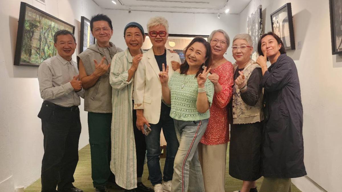 鄭怡和王新蓮等好友在畫展敘舊。(圖/星光娛樂提供)