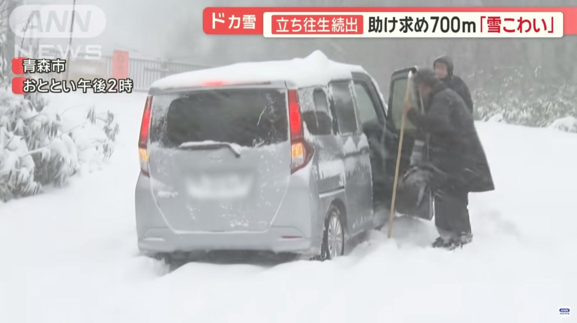 另一名香港旅客不幸被困雪中，車輪卡住石墩。（圖／翻攝自朝日新聞ANN news）