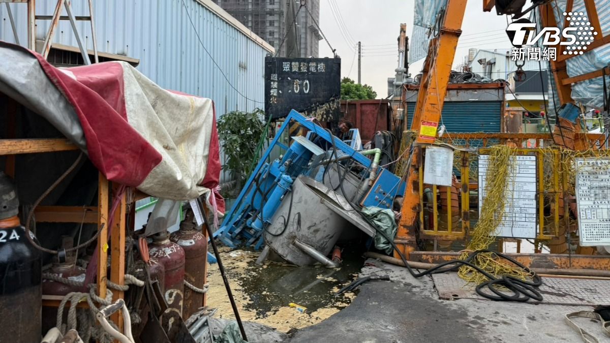 清晨工地不明原因地基下陷。(圖/TVBS)