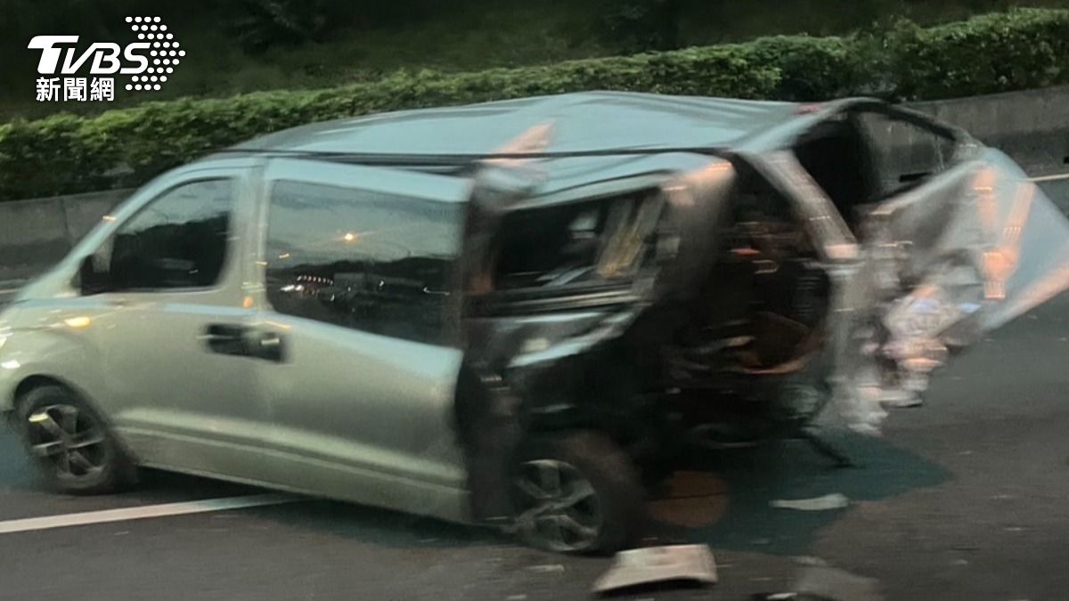 廂型車車尾爛掉。(圖/TVBS)