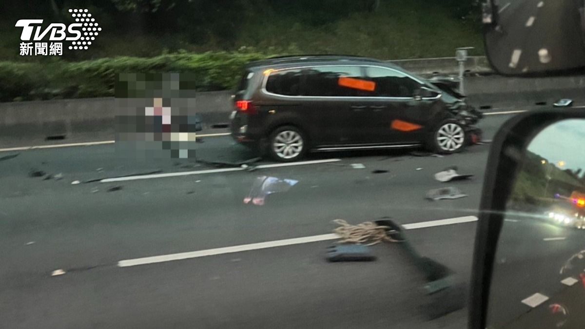 現場車殼零件噴飛。(圖/TVBS)