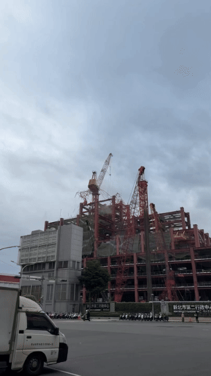 塔吊斷裂瞬間。(圖/黑豪家族)