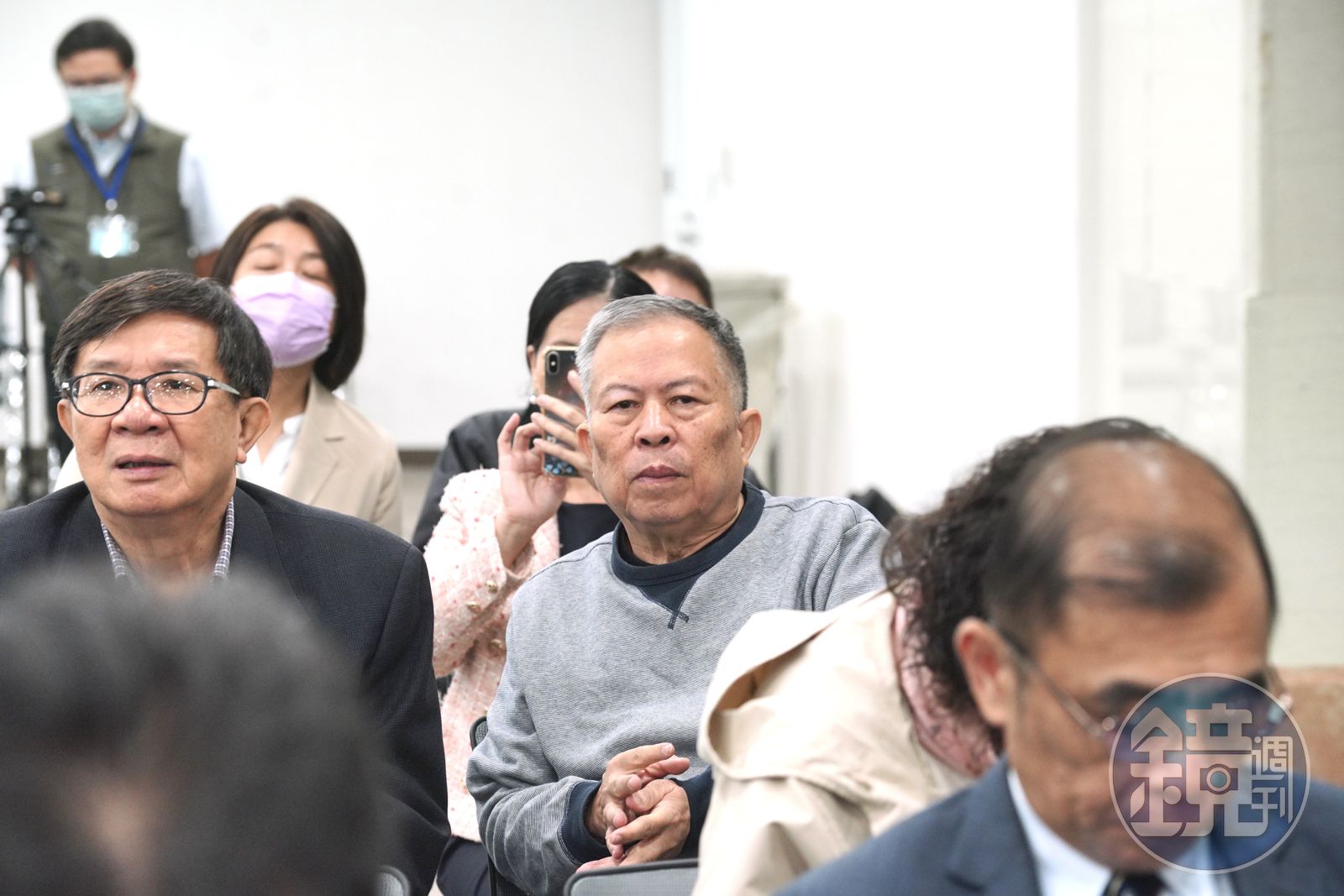 作為市場派代表,吳金泉今日全程緊盯股東臨時會現場。(圖/鏡週刊)