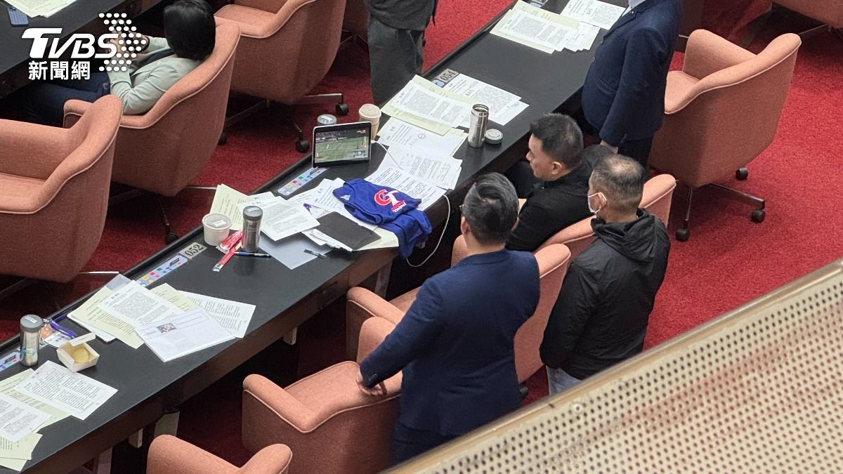 12強/全民瘋台美大戰! 院會表決立委拿平板同步嗨看