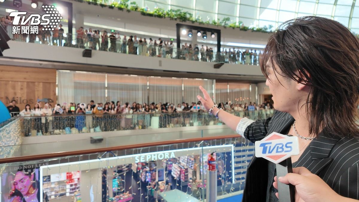 松田元太跟現場許多粉絲打招呼並致謝。(圖/TVBS)