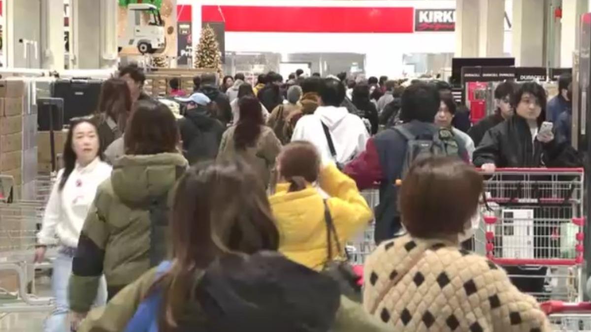 民眾湧入提前開門的新好市多採購。(圖/翻攝自Fukuoka TNC News)
