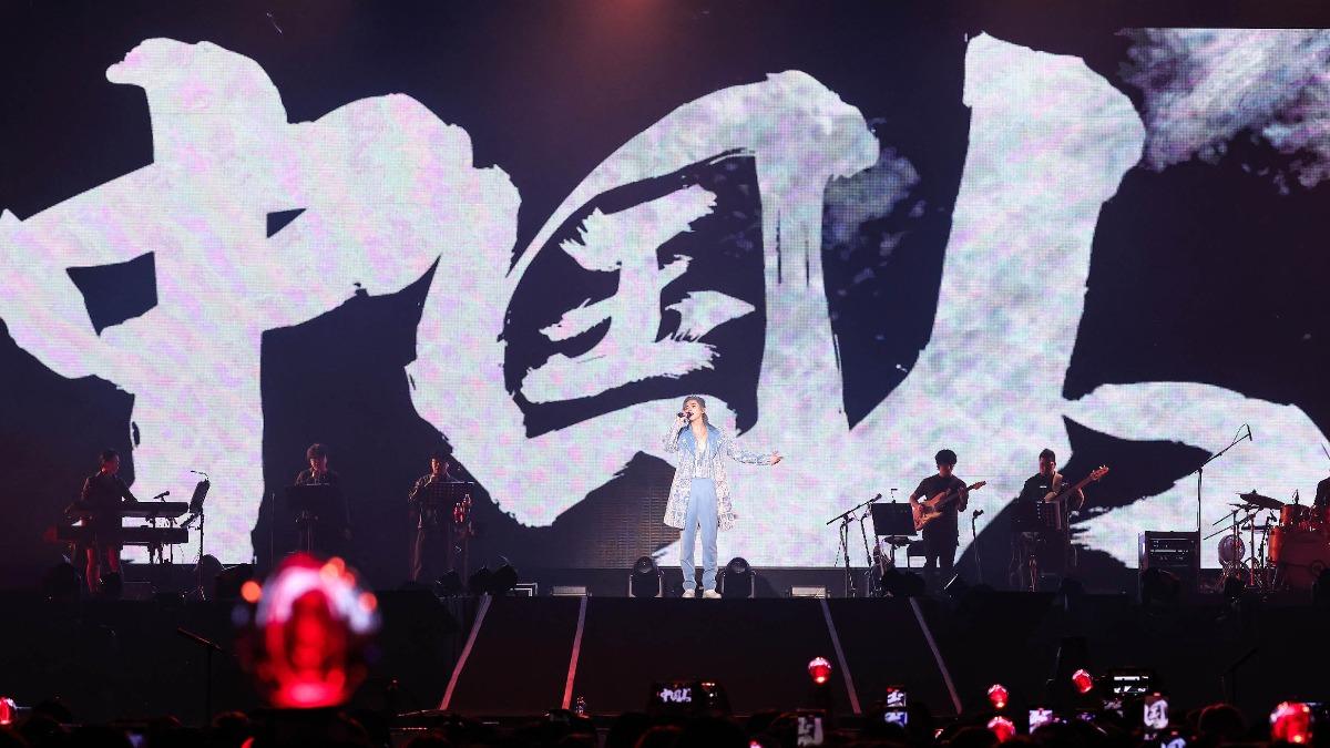 張哲瀚高歌〈中國人〉對祖國輸誠。(圖/張哲瀚提供)