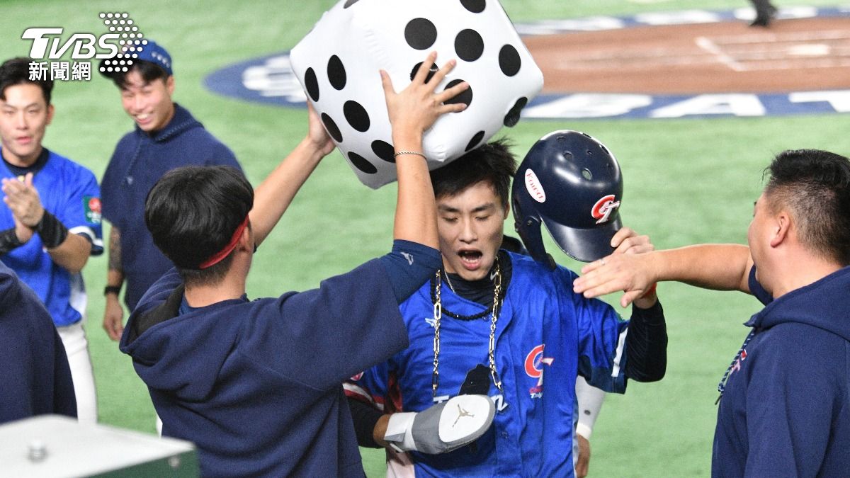 攻下第一分的張政禹和隊友擊掌。(圖/胡瑞麒攝)