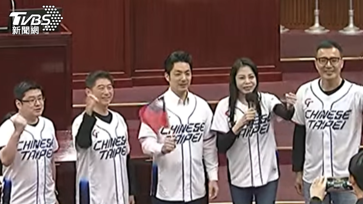 總質詢碰台美戰!蔣萬安脫西裝換球衣 議員問:能否開轉播?