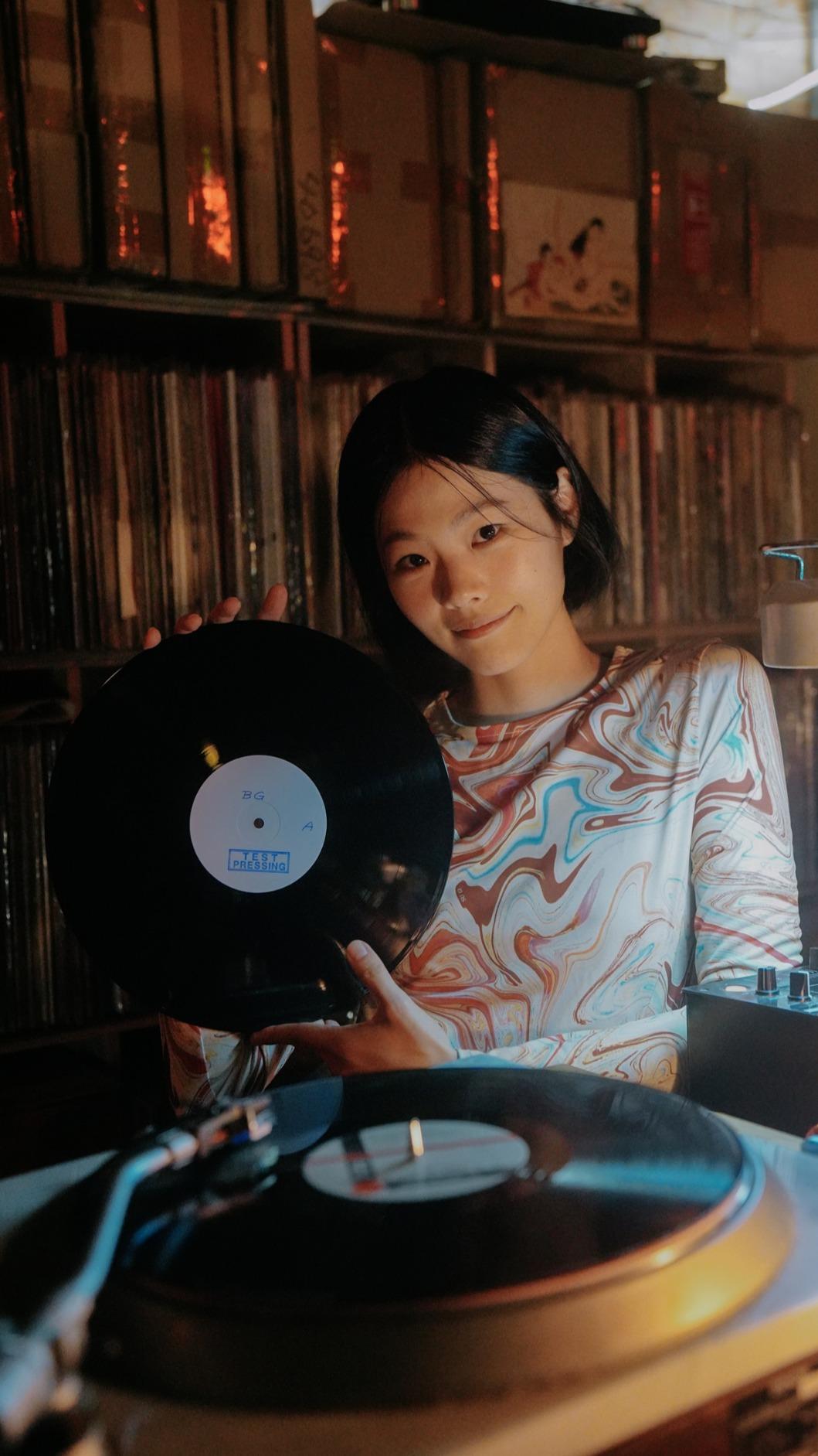 柯泯薰推出黑膠,透過音樂提醒自己要好好地活著。(圖/好好的藝術提供)