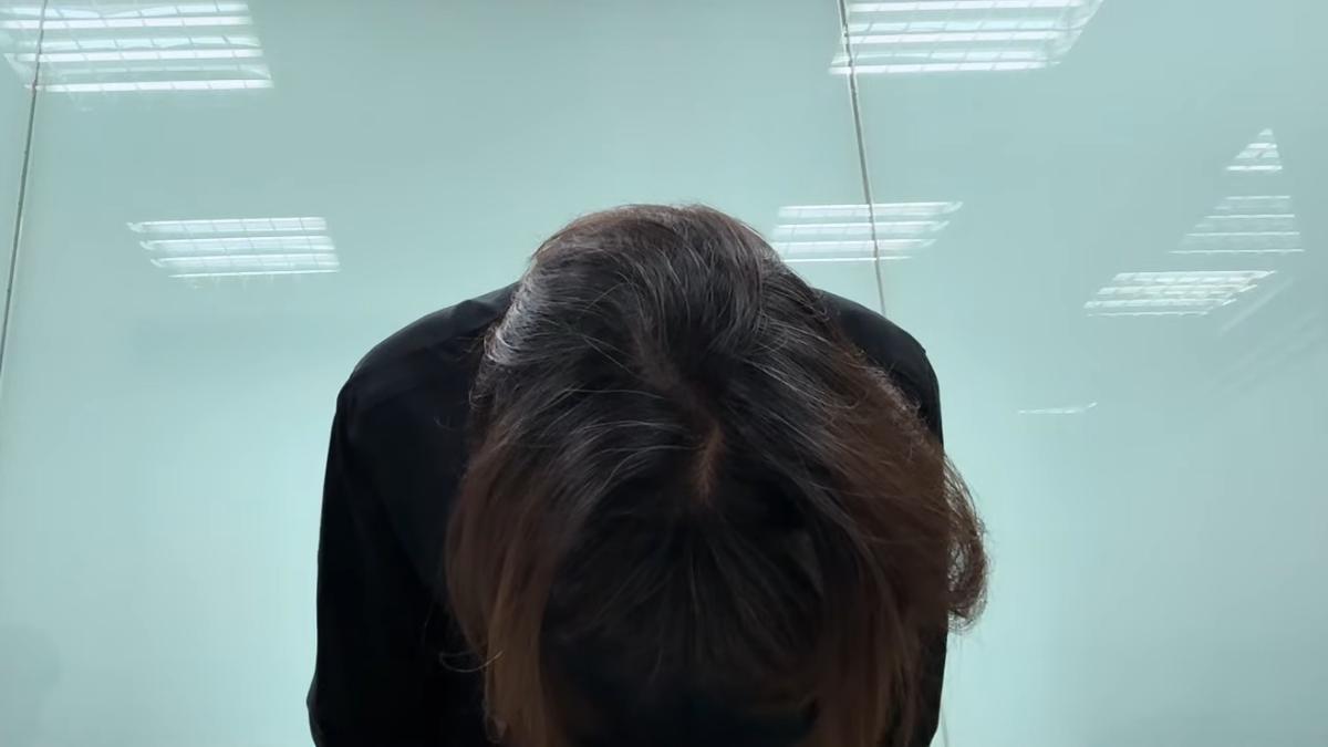 謝宜容鞠躬道歉。(圖/翻攝自YT)
