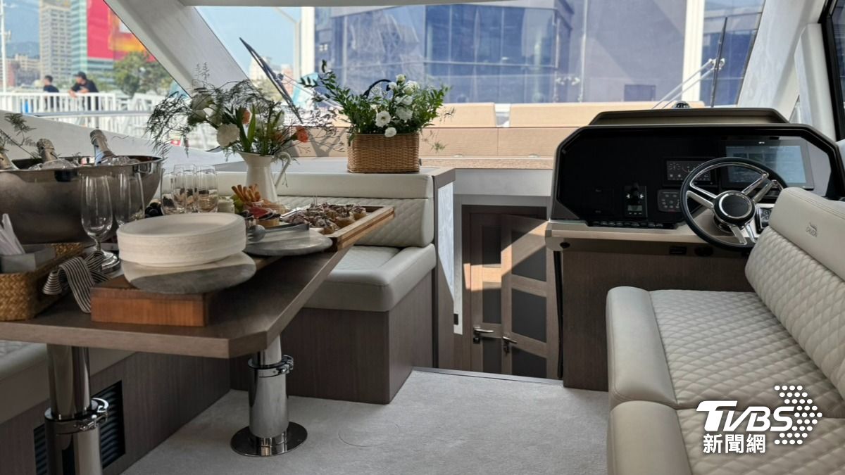台中富豪捧億元現金交船 「變形金剛遊艇」停泊高雄港奢豪內裝曝