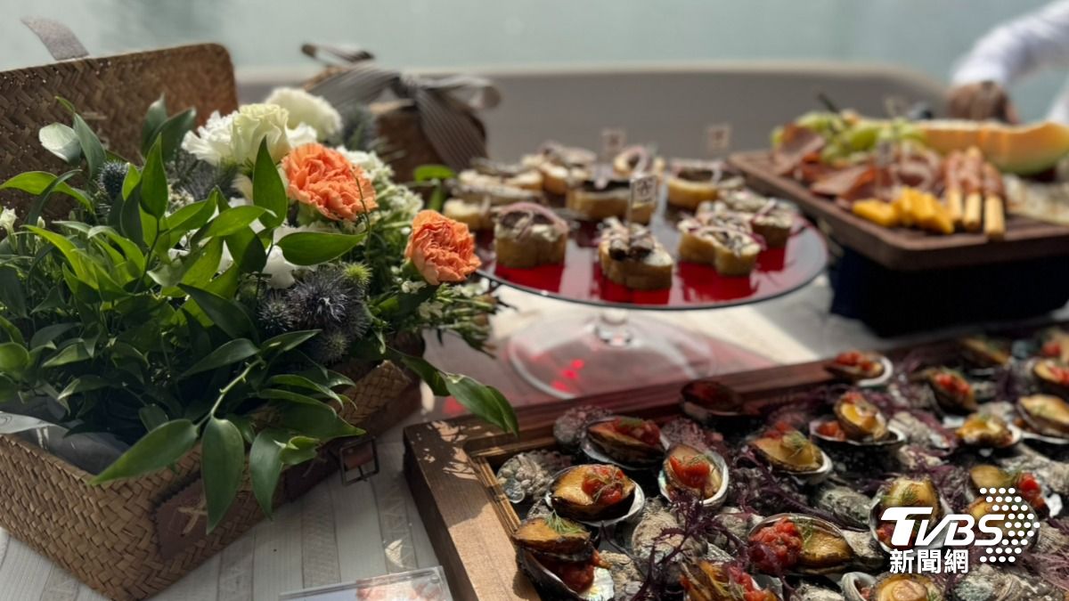 主甲板還可以直接從廚房延伸外推至戶外的吧檯供應餐酒。（圖／林雅婷攝）