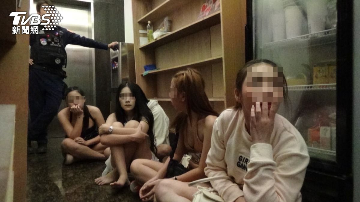 泰籍陪酒女子落網畫面曝光。（圖／TVBS）