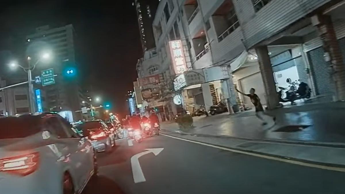 當自己家?台中路邊打羽球、球飛大馬路 網酸:家長不管→台中殯儀館