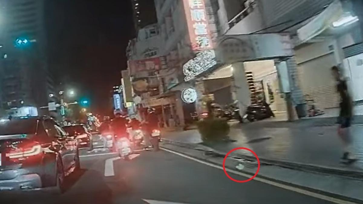 羽球掉到馬路上。（圖／翻攝自WoWtchout - 地圖型行車影像分享平台）