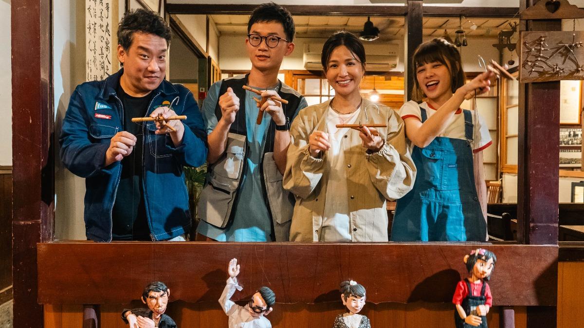 阿龐(左起)、視網膜、吳怡霈與宇珊到嘉義推廣懸絲偶。(圖/公視台語台提供)