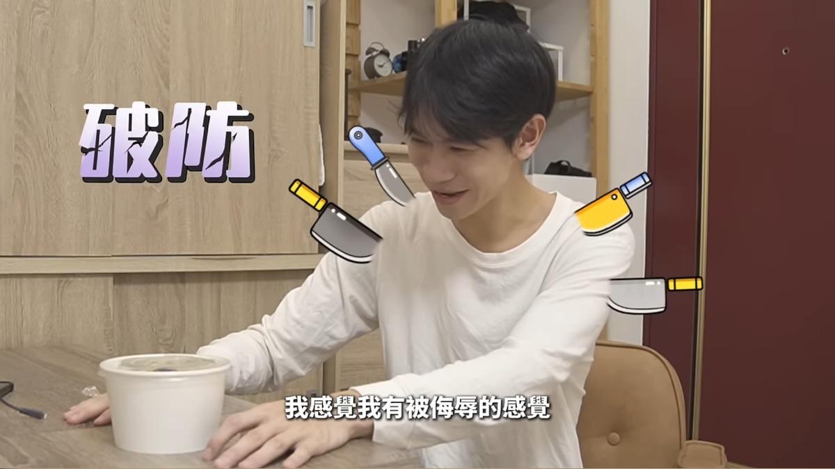 Andy叫了外送,沒想到外送員直接將餐點放在地上成了「在地美食」,讓Andy有種被羞辱的感覺。(圖/翻攝自Andy老師YT)