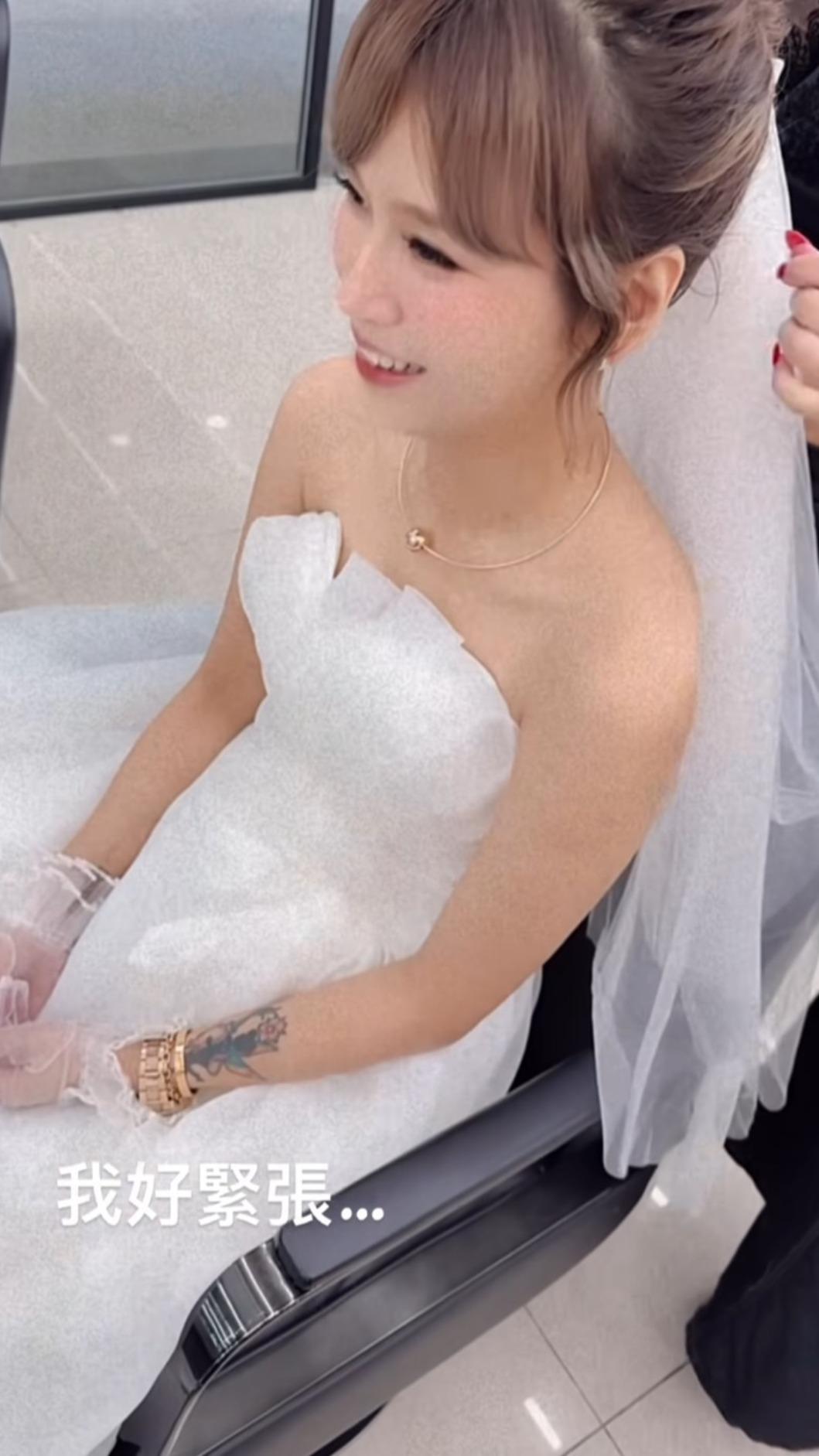 丟丟妹因工作穿白紗。（圖／翻攝Tommy IG）