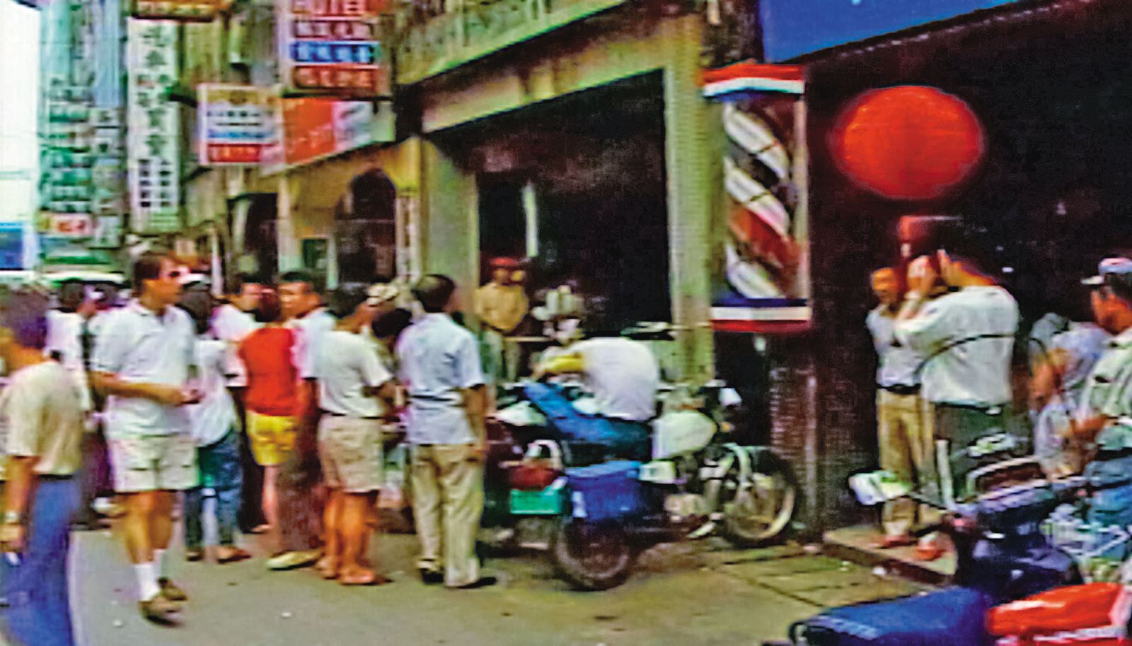 基隆五福旅社5死命案曝光後，引起附近民眾圍觀。（圖／東森新聞提供）