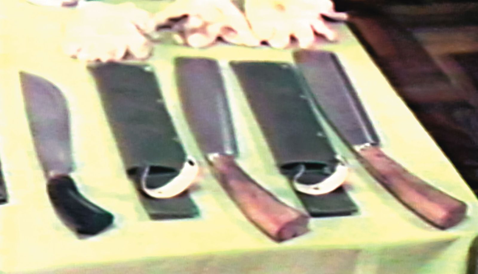 3名歹徒犯案用的凶刀被警方查扣，成為重要物證。（圖／東森新聞提供）