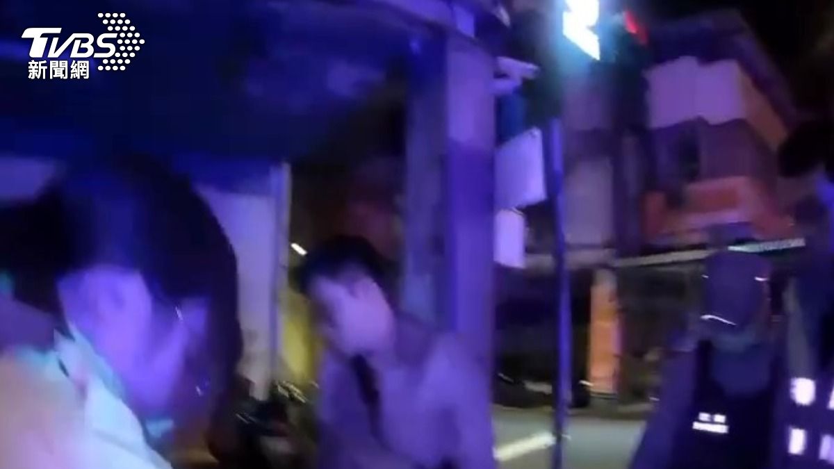 別跑!凌晨拉行李箱戴安全帽過馬路 新北警追百米逮通緝男
