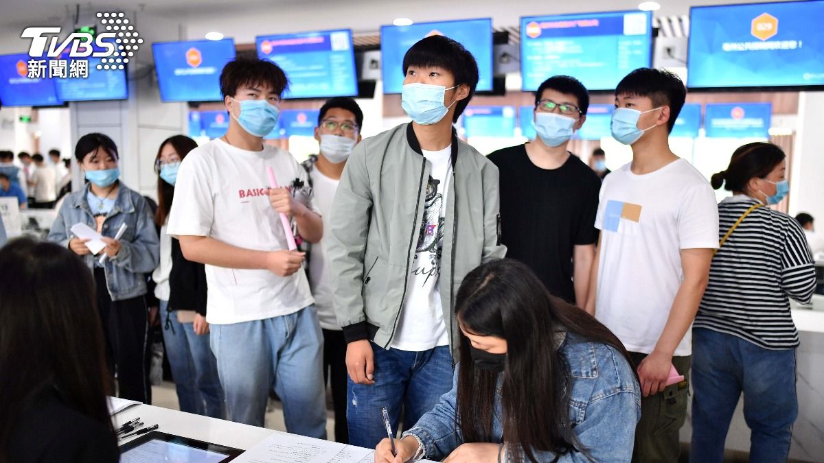 職場新鮮人和觀察人士認為這凸顯青年就業困難、教育資源錯置等多重問題。(圖/達志影像路透社)