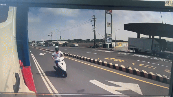 有片/台南機車男硬鑽2大車 安全帽噴飛「頭部慘扭90度」倒地