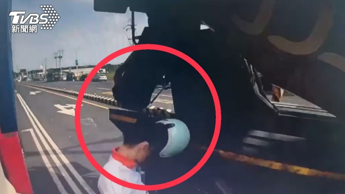 騎士頭部扭轉90度後，人車倒地。（圖／TVBS）