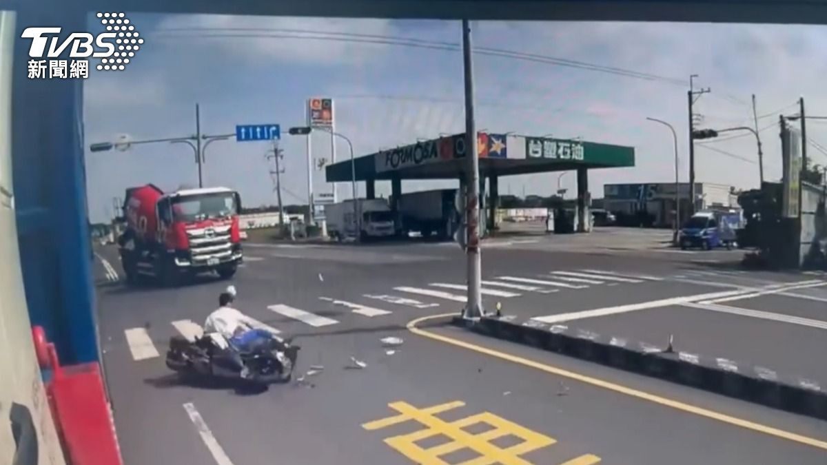 騎士人車倒地翻了好幾圈。（圖／TVBS）