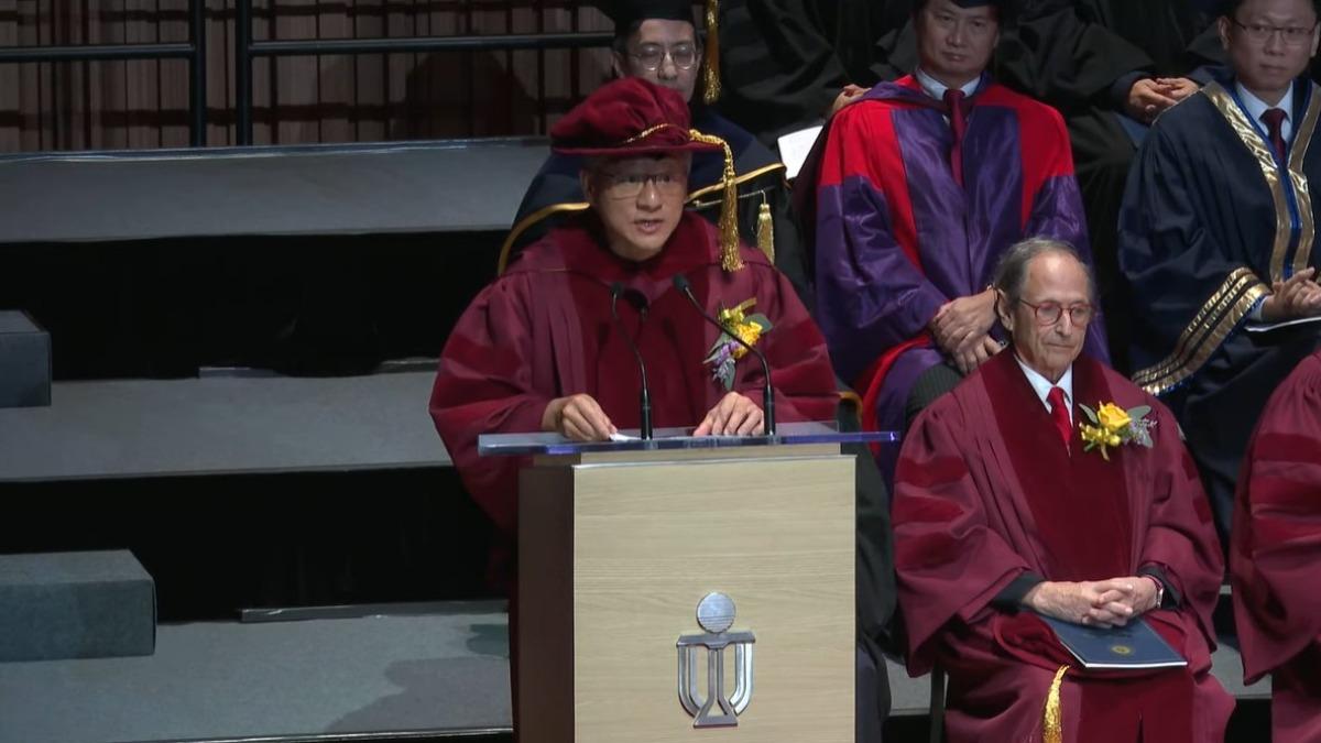 黃仁勳發表一段簡短演說。(圖/翻攝香港科技大學直播)