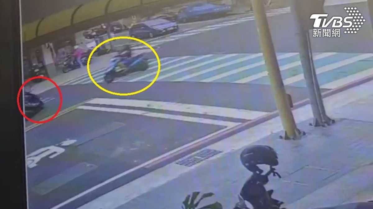 有片／畫面曝光！騎機車揹嬰遇車禍釀1死　母親、鬼切伯過失致死送辦