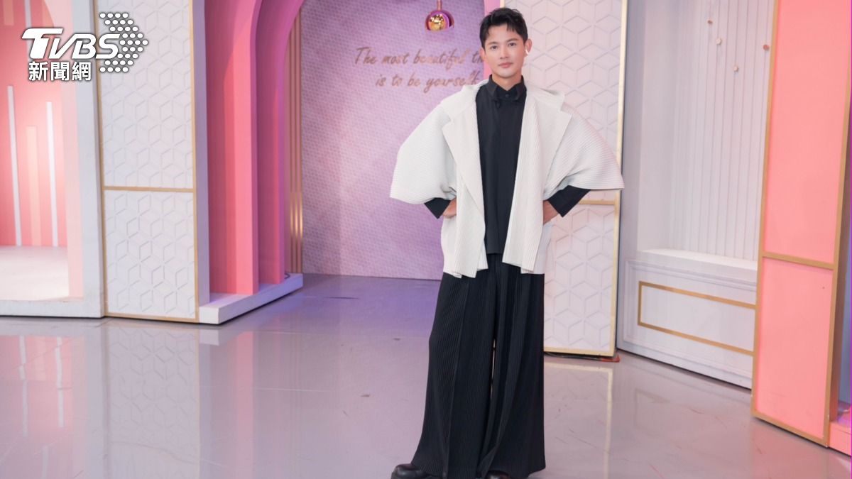 彩妝大師IVAN以秋冬趨勢進行分析。(圖/TVBS)