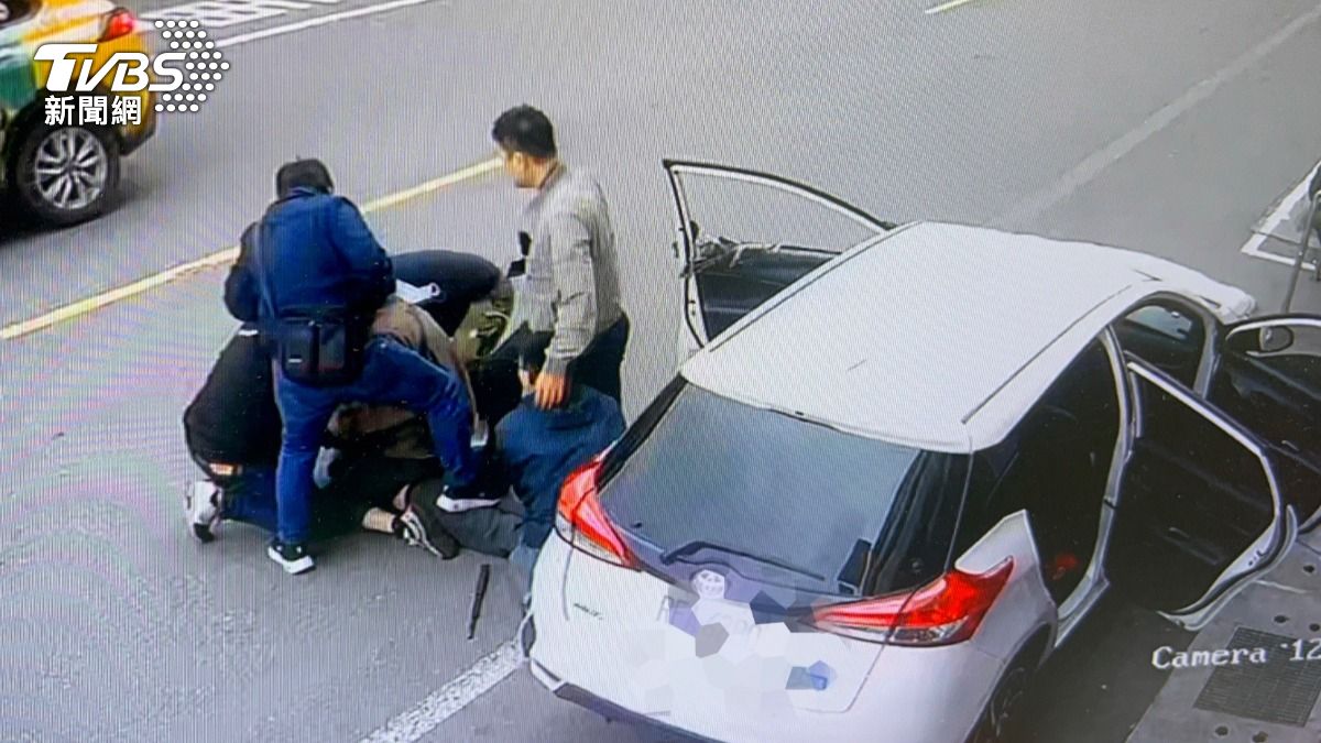 三峽警「假鈔計誘」詐團車手 警棍破窗逮人、路人嚇到以為砸車糾紛