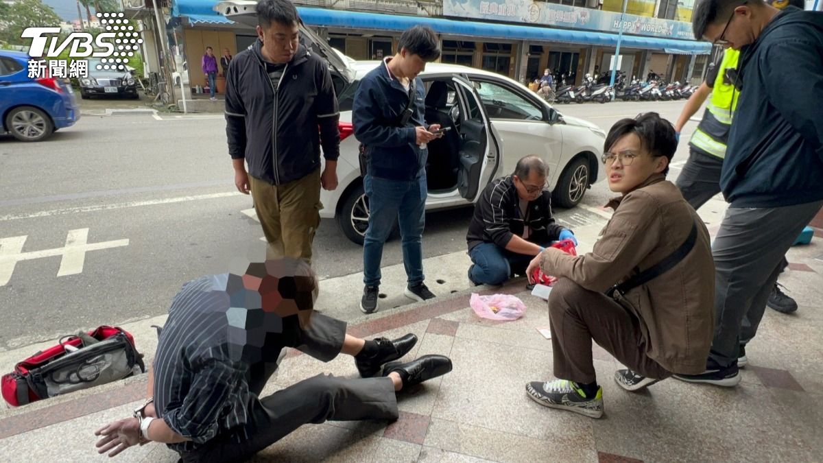 車手遭逮後車內搜出詐騙相關證物。(圖／TVBS）